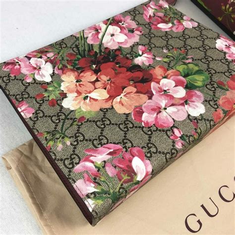 gucci bloom pouch.